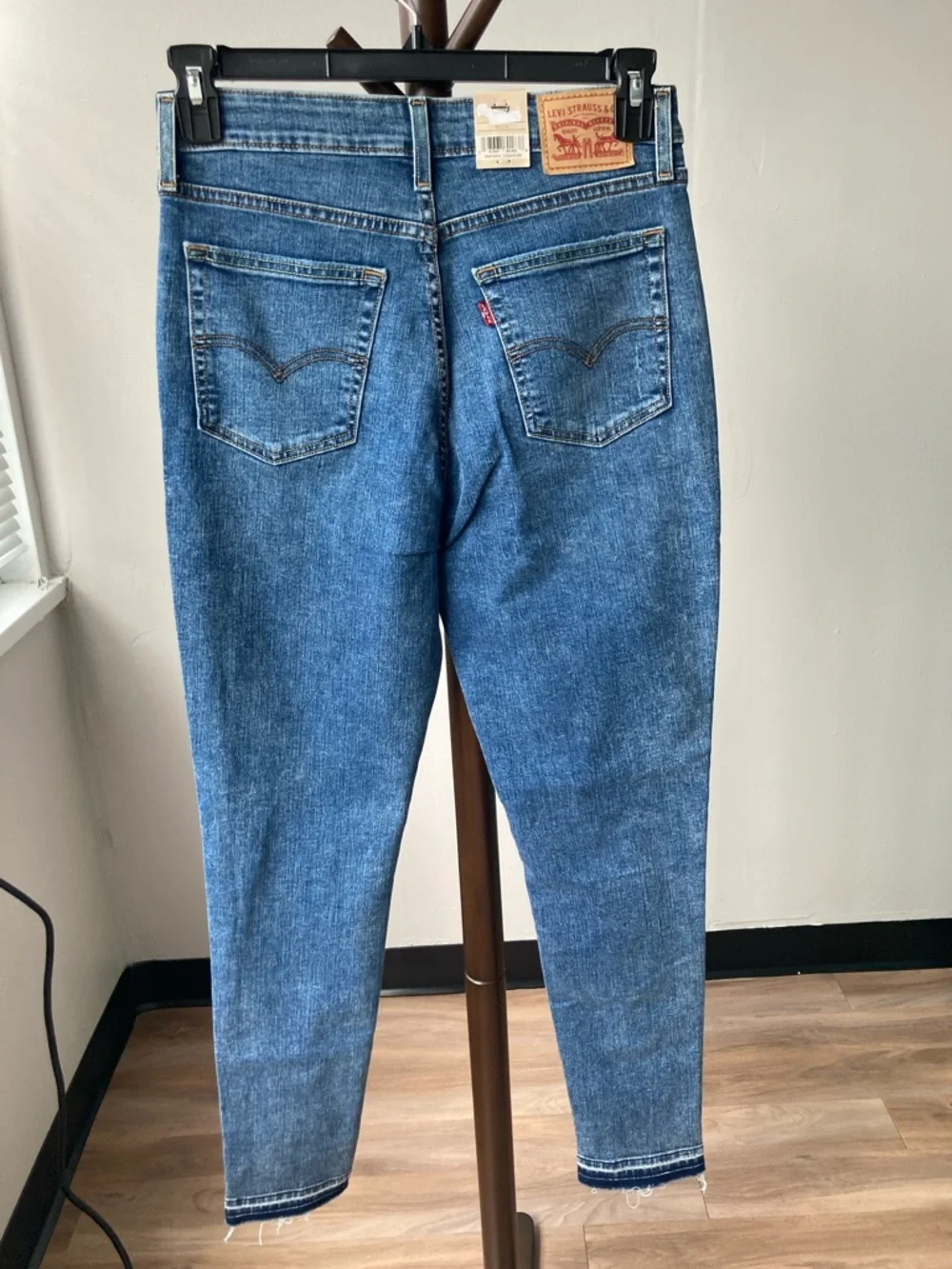 Levi’s 721 high rise skinny jean distressed raw hem stretch 30 X 30